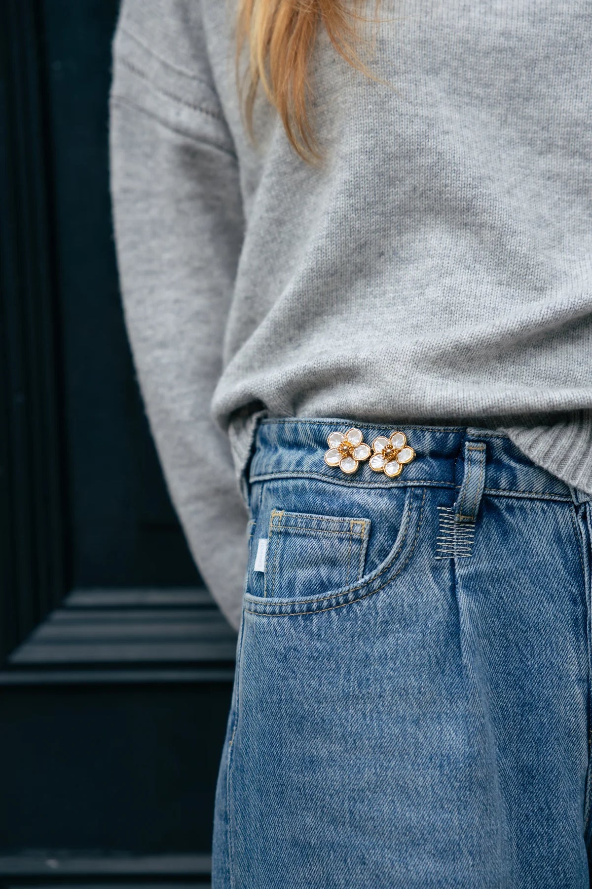 Flower White – Stylischer Jeans-Pin